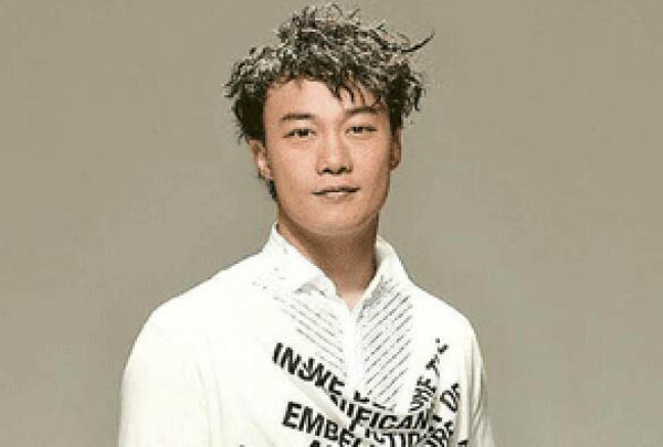 陈奕迅白玫瑰歌词含义是什么 白玫瑰和红玫瑰